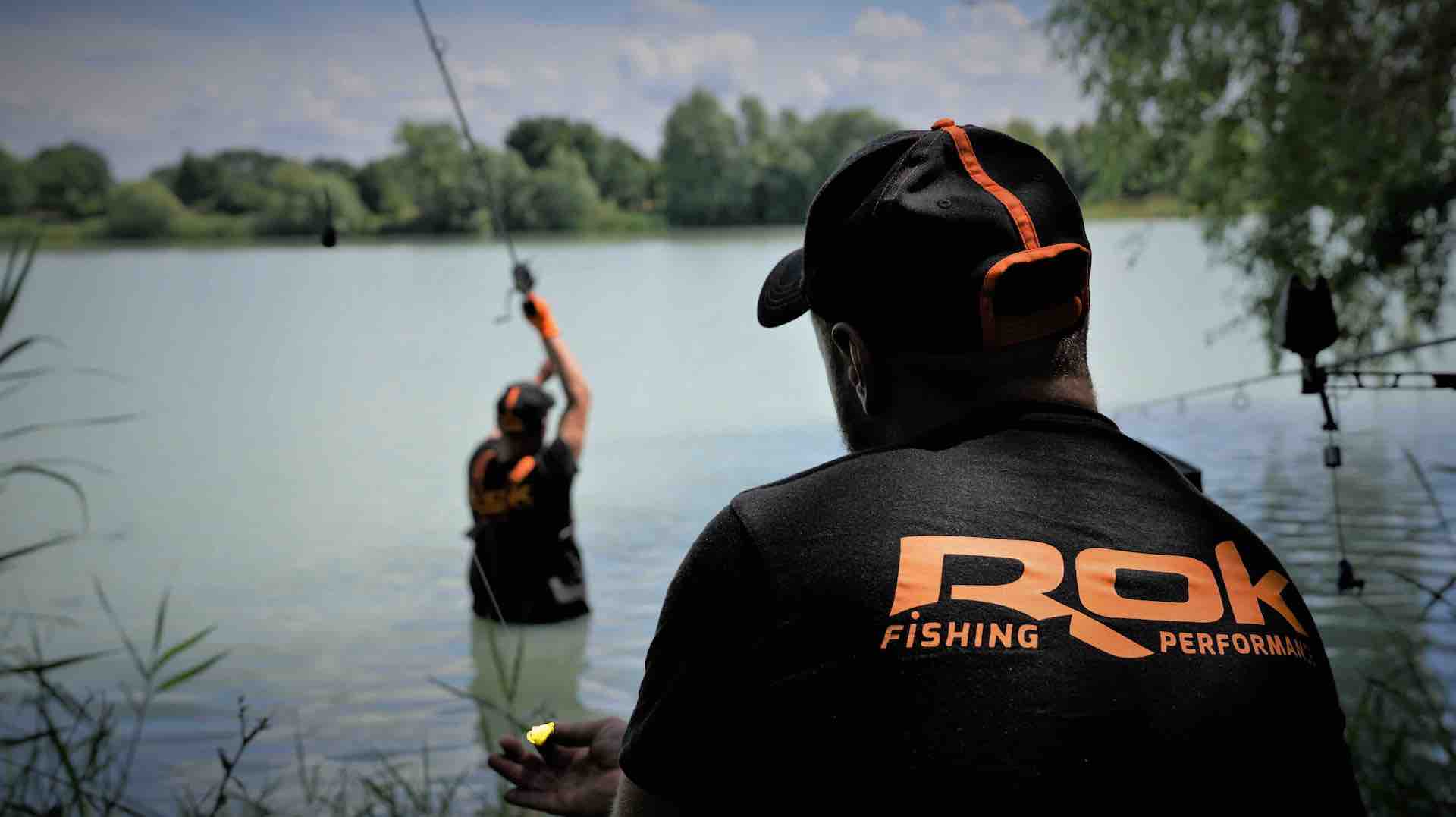 Textile ROK Fishing porté au bord de l'eau